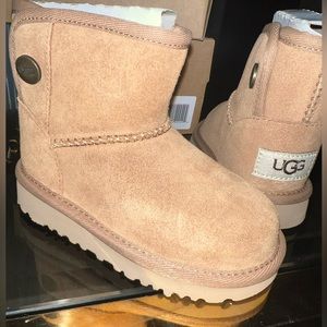 Kids UGG booth brand new in box size US7 UK6